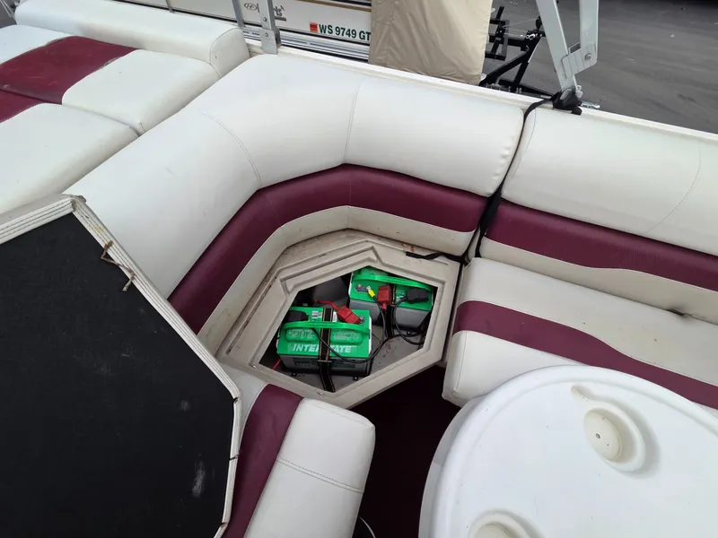 Slide: The Image of Starcraft STR20 boat with battery compartment under seating. - 25
