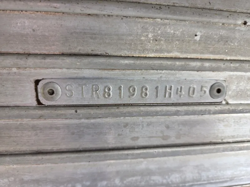 Slide: The Image of Metal plate with serial number STR81981H405, Starcraft STR20, year 2005. - 29