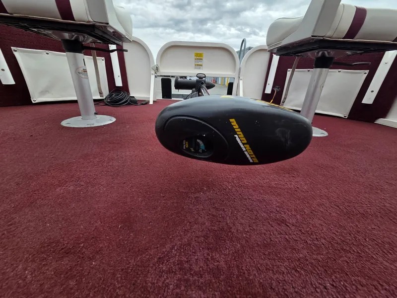 Slide: The Image of Interior of a 2005 Starcraft STR20 boat with red carpet. - 9