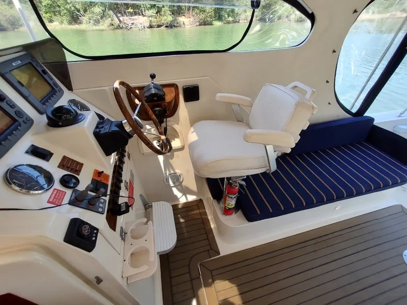 Slide: The Image of Mainship Pilot 30-II Sedan 2005 - 33