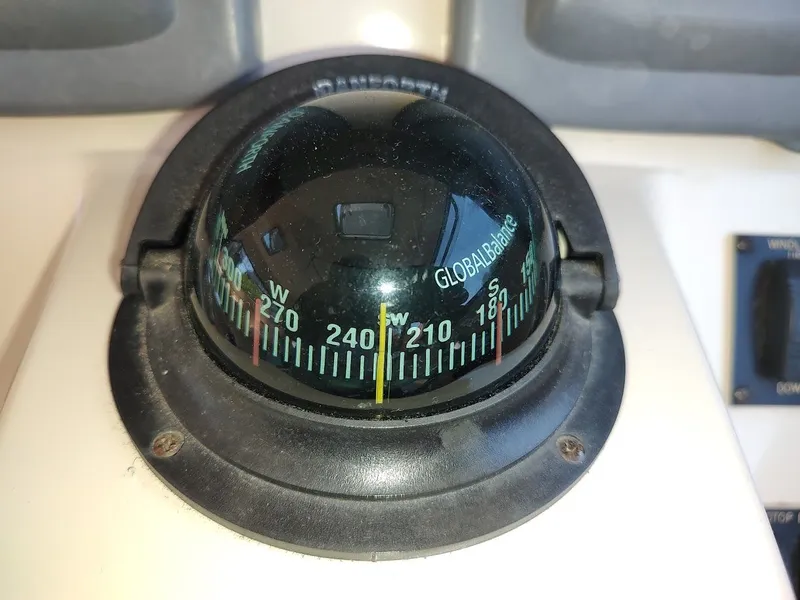 Slide: The Image of Mainship Pilot 30-II Sedan 2005 - 38