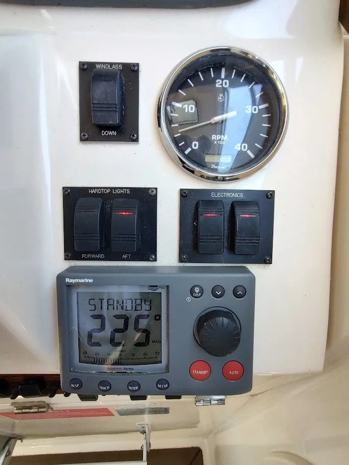 Slide: The Image of Mainship Pilot 30-II Sedan 2005 - 39