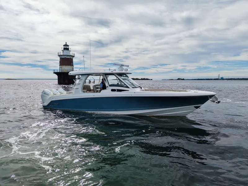 The Image of Boston Whaler 350 Realm 2027 - 0