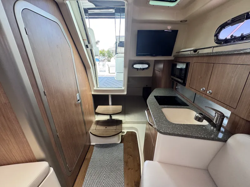 Slide: The Image of Boston Whaler 315 CONQUEST 2018 - 28
