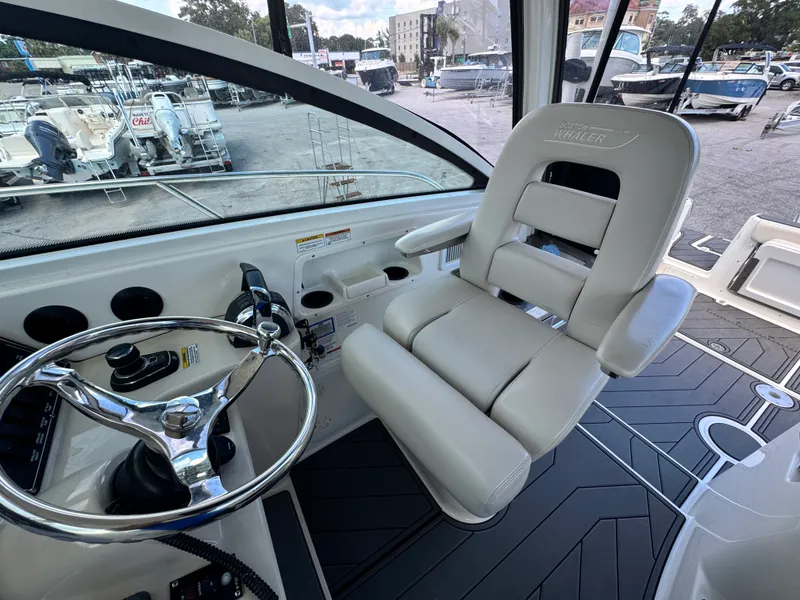 Slide: The Image of Boston Whaler 315 CONQUEST 2018 - 23