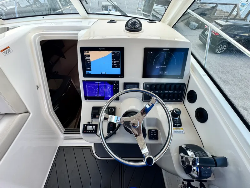 Slide: The Image of Boston Whaler 315 CONQUEST 2018 - 25
