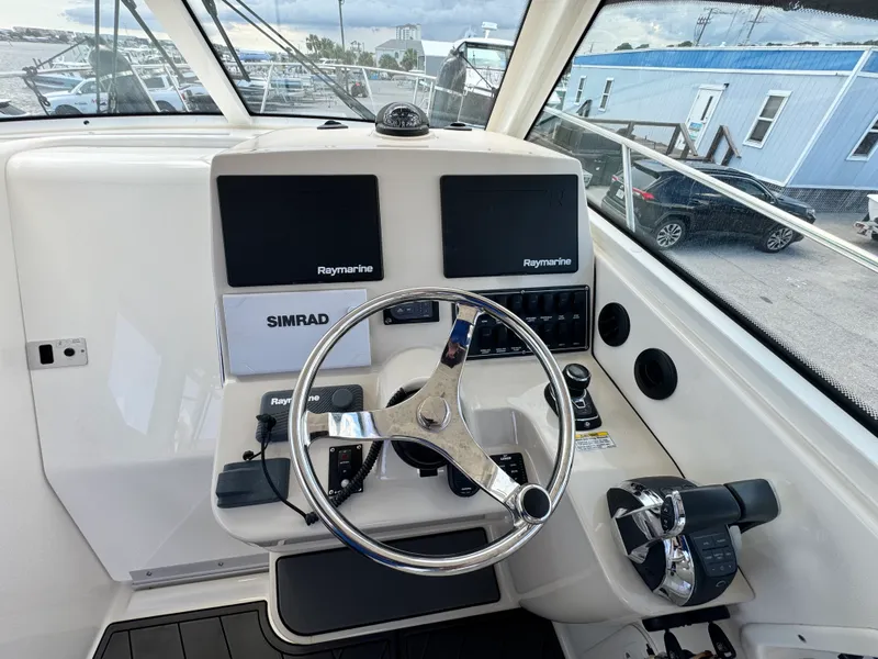 Slide: The Image of Boston Whaler 315 CONQUEST 2018 - 24
