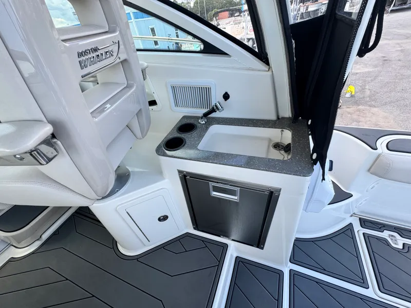 Slide: The Image of Boston Whaler 315 CONQUEST 2018 - 20