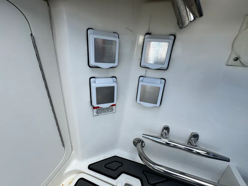 Slide: The Image of Boston Whaler 315 CONQUEST 2018 - 13