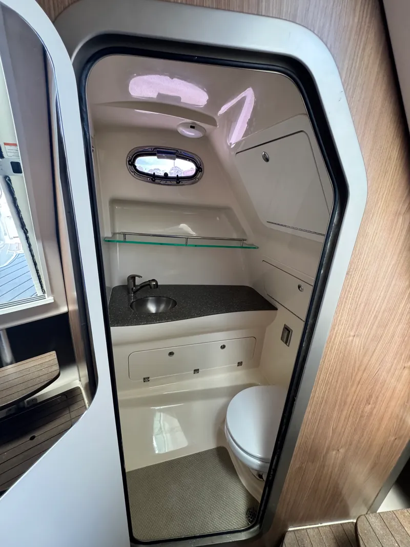 Slide: The Image of Boston Whaler 315 CONQUEST 2018 - 30