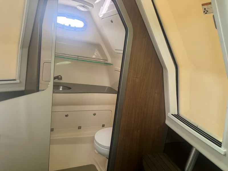 Slide: The Image of Boston Whaler 315 CONQUEST 2018 - 30