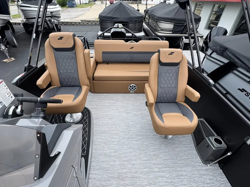 Slide: The Image of Interior of 2026 Starcraft SLS-5 Q DH with luxurious seating. - 10