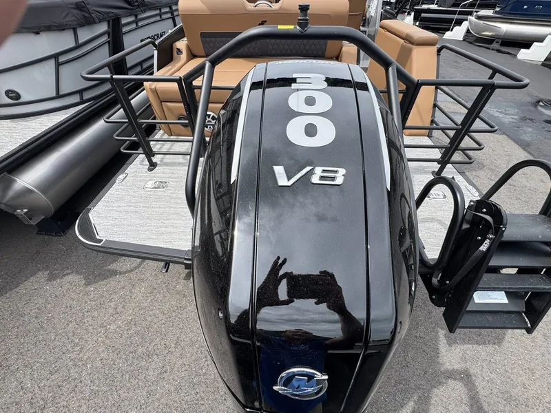 Slide: The Image of Starcraft SLS-5 Q DH 2026 with 300 HP V8 engine. - 16