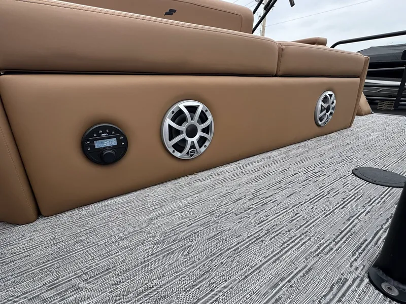 Slide: The Image of Starcraft SLS-5 Q DH 2026 boat with speakers and controls. - 21