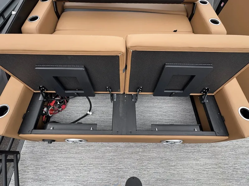 Slide: The Image of Starcraft SLS-5 Q DH 2026 seating with storage and cup holders. - 22
