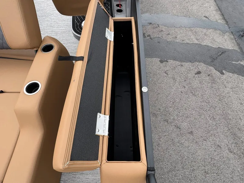 Slide: The Image of Starcraft SLS-5 Q DH 2026 seat with storage and cup holders. - 23