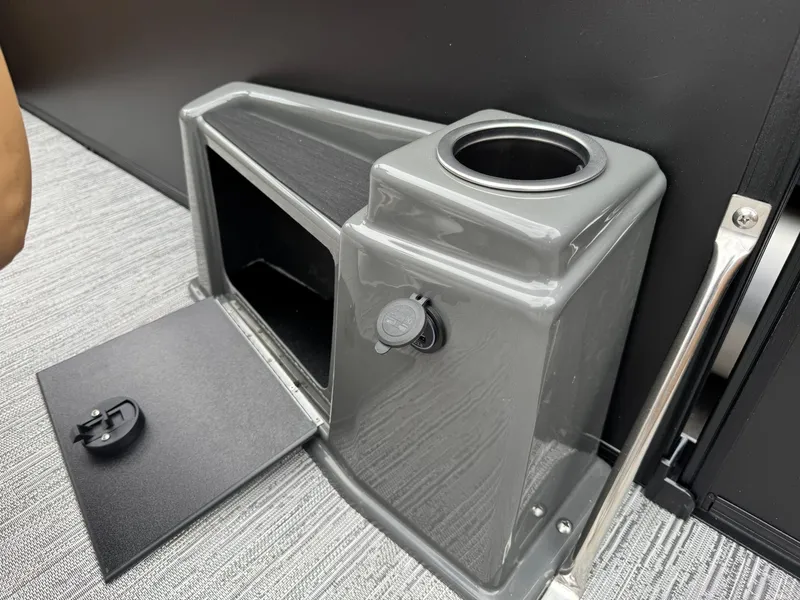 Slide: The Image of Starcraft SLS-5 Q DH 2026, gray compartment with cup holder. - 24