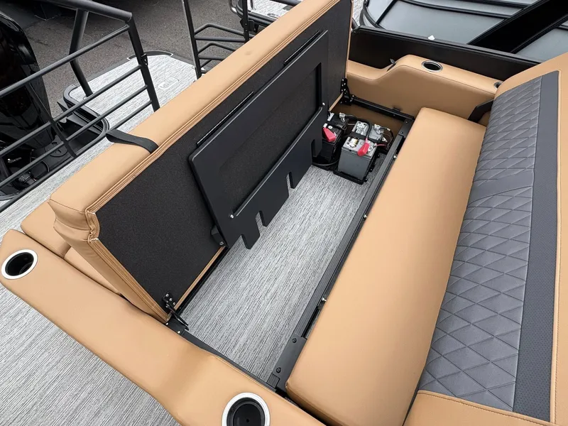 Slide: The Image of Starcraft SLS-5 Q DH 2026 seat with battery compartment. - 26
