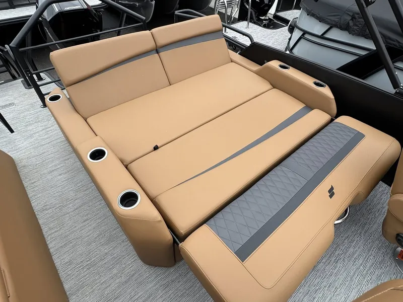 Slide: The Image of Starcraft SLS-5 Q DH 2026, luxurious boat seating with cup holders. - 32