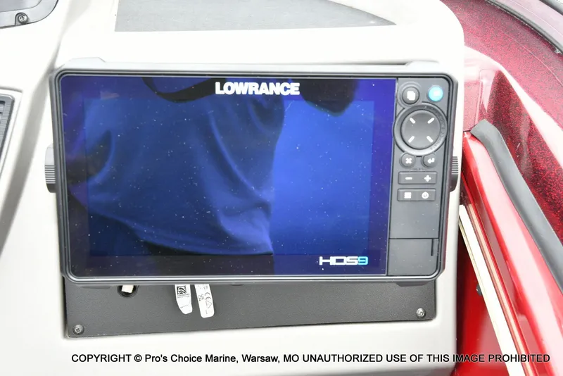 Slide: The Image of Lowrance HDS9 screen on Ranger VX1888 WT boat, 2021 model. - 7