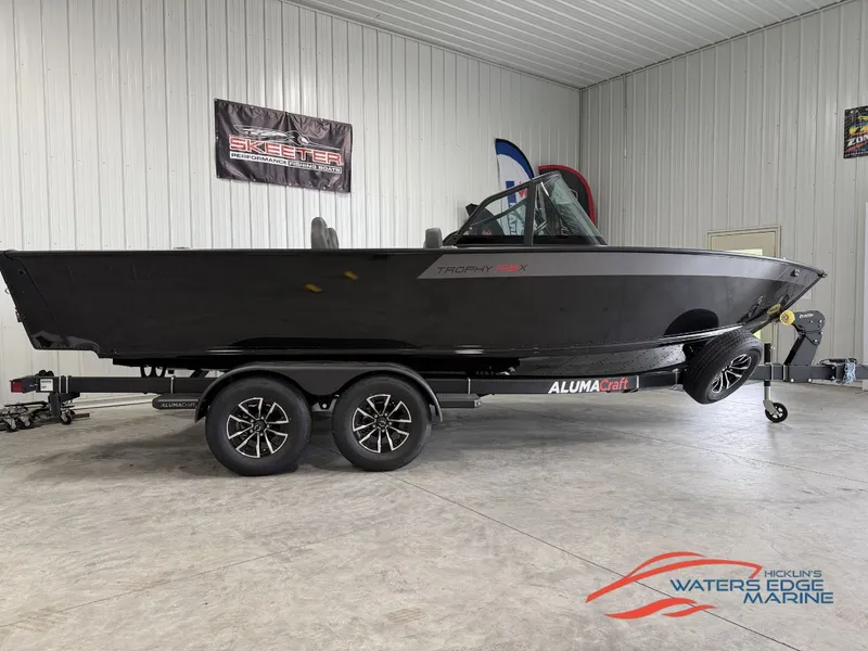 The Image of 2026 Alumacraft Trophy 195X Sport boat in a showroom. - 1