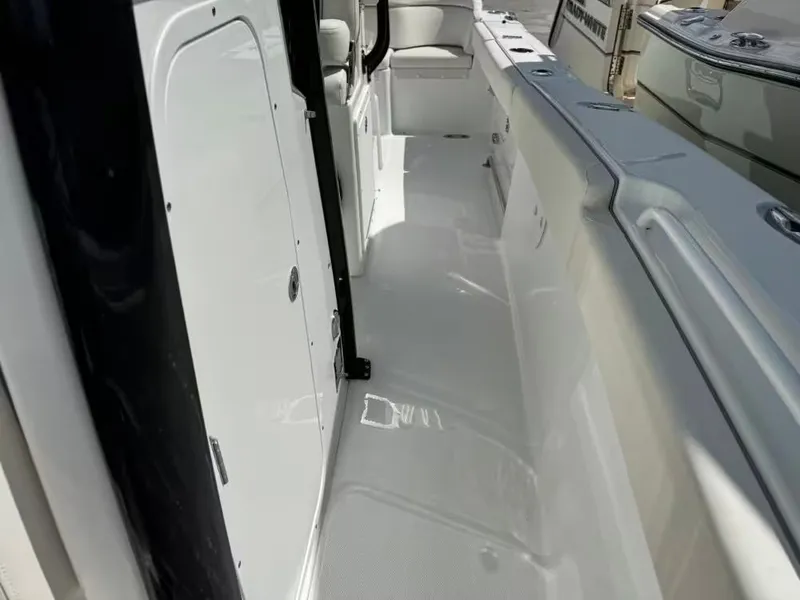 Slide: The Image of Interior view of 2023 Sea Hunt Ultra 275 SE boat. - 15