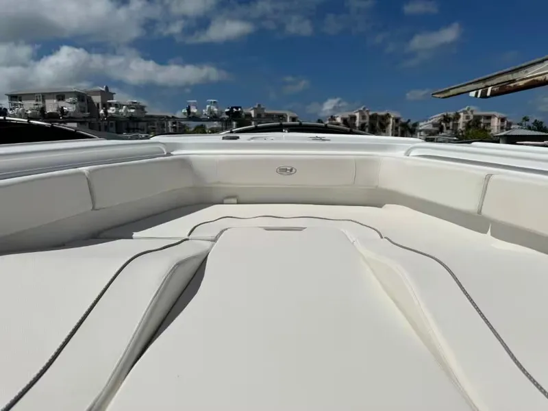 Slide: The Image of 2023 Sea Hunt Ultra 275 SE boat with luxurious deck. - 18