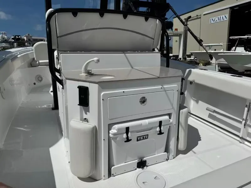 Slide: The Image of Interior view of the 2023 Sea Hunt Ultra 275 SE boat. - 7
