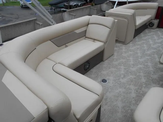 Slide: The Image of Crest Classic LX 220 L 2022 - 10