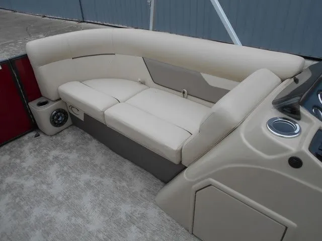 Slide: The Image of Crest Classic LX 220 L 2022 - 16