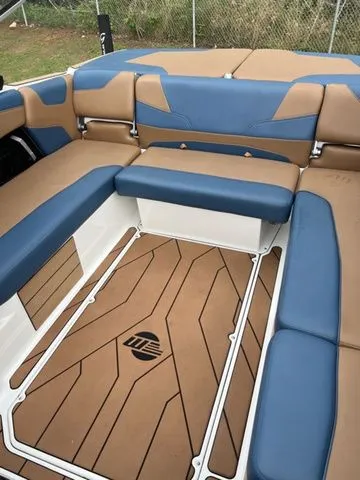 Slide: The Image of Malibu Wakesetter 22 LSV 2022 - 10