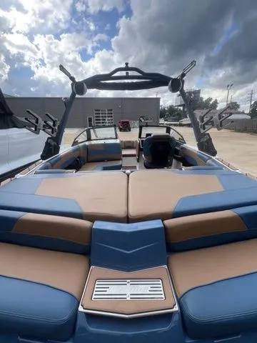 Slide: The Image of Malibu Wakesetter 22 LSV 2022 - 11