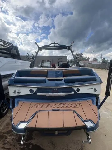 Slide: The Image of Malibu Wakesetter 22 LSV 2022 - 12