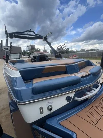 Slide: The Image of Malibu Wakesetter 22 LSV 2022 - 13