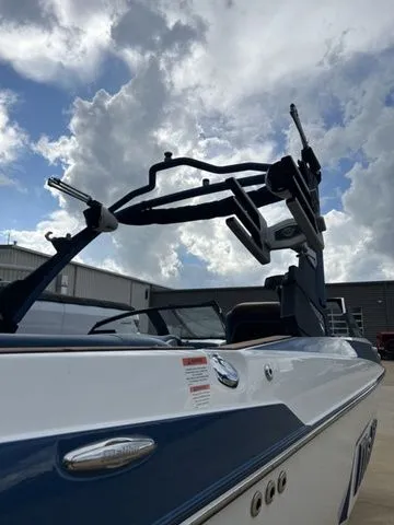 Slide: The Image of Malibu Wakesetter 22 LSV 2022 - 14