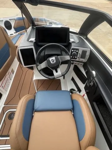 Slide: The Image of Malibu Wakesetter 22 LSV 2022 - 8