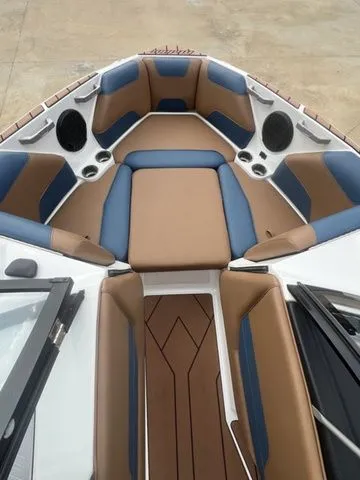 Slide: The Image of Malibu Wakesetter 22 LSV 2022 - 9