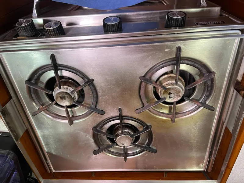 Slide: The Image of Three-burner gas stove on Formosa Spindrift 43, year 1983. - 42