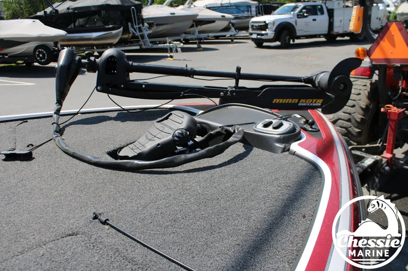Slide: The Image of 2015 Tracker NITRO Z7 with Minn Kota trolling motor. - 8