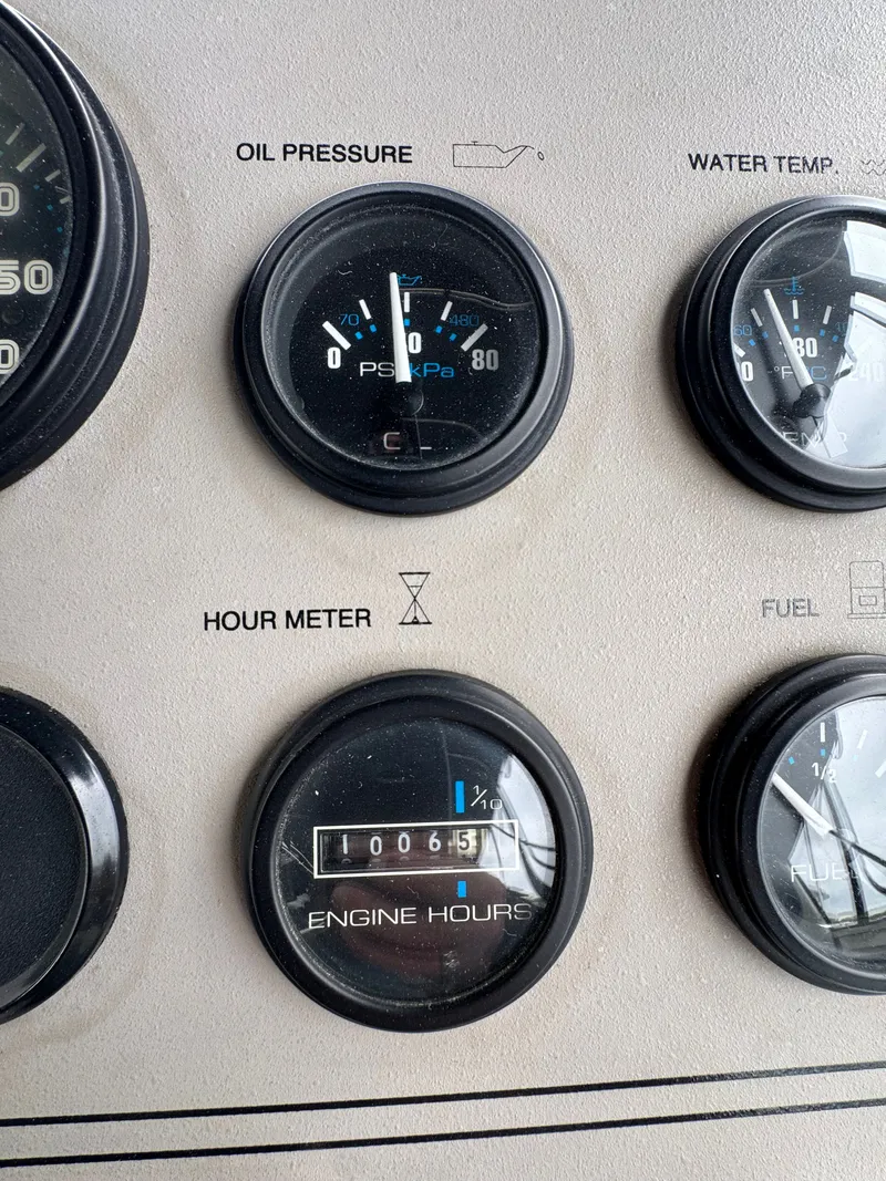 Slide: The Image of Dashboard of 1999 Carver 406 Aft Cabin Motor Yacht. - 23