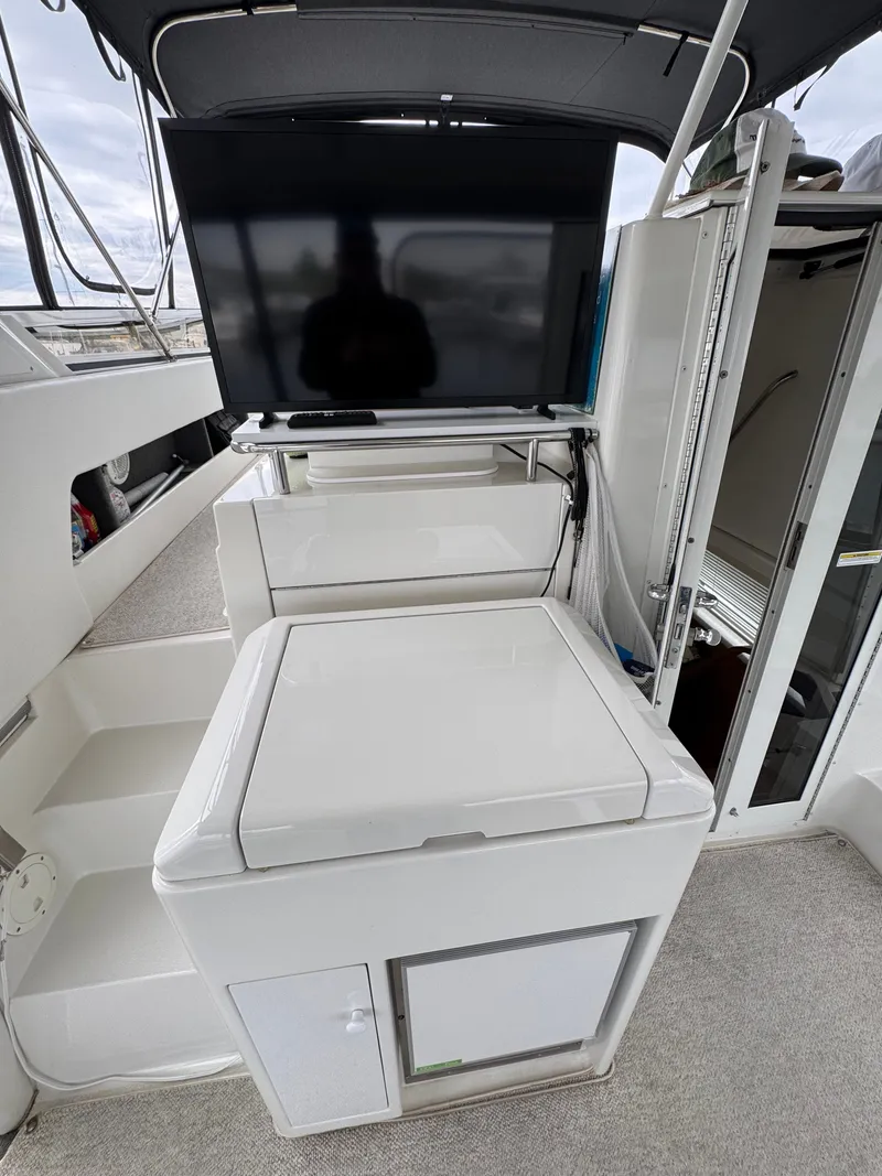 Slide: The Image of Interior of 1999 Carver 406 Aft Cabin Motor Yacht with TV. - 25
