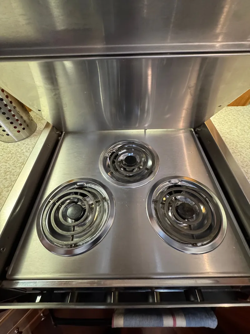 Slide: The Image of Stovetop in Carver 406 Aft Cabin Motor Yacht, 1999 model. - 42