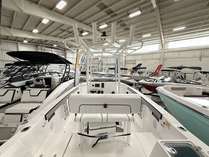 Slide: The Image of Yamaha Boats 220 FSH Sport 2025 in showroom. - 4