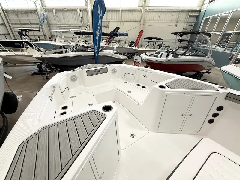 Slide: The Image of Yamaha Boats 220 FSH Sport 2025 in showroom, interior view. - 7