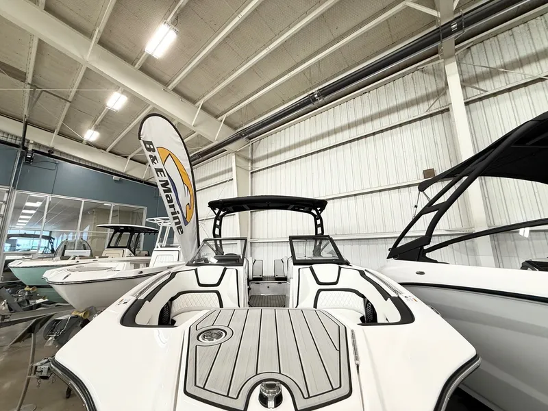 Slide: The Image of 2025 Yamaha Boats 252SD in showroom at B&E Marine. - 8