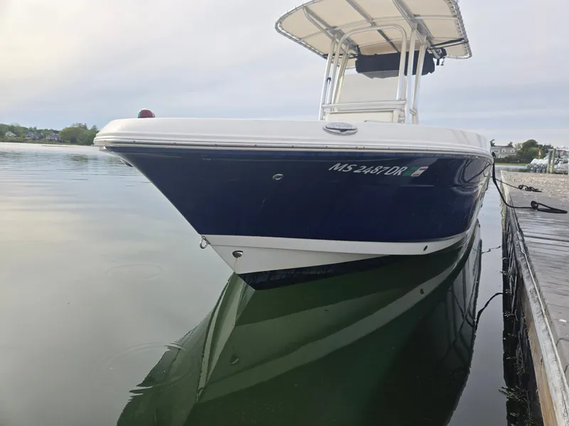 Slide: The Image of 2018 Robalo R200 Center Console boat at dock. - 9