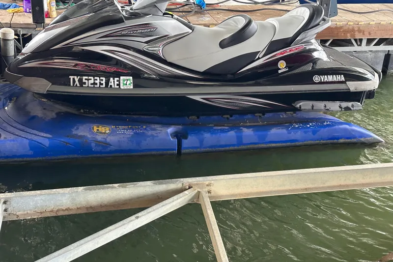 The Image of 2006 Yamaha WaveRunner FX Cruiser HO on a blue floating dock. - 1