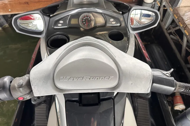 Slide: The Image of 2006 Yamaha WaveRunner FX Cruiser HO dashboard and handlebars close-up. - 11