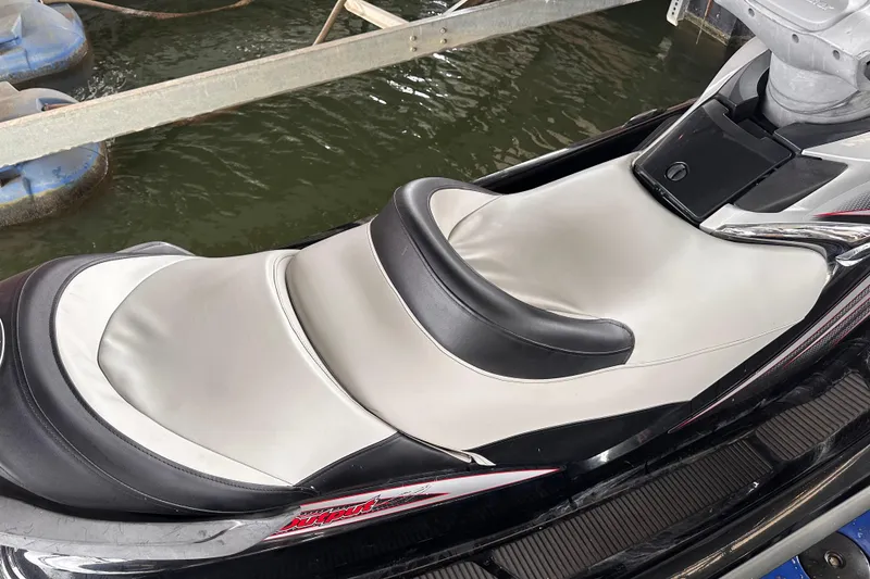 Slide: The Image of 2006 Yamaha WaveRunner FX Cruiser HO jet ski with sleek seating design. - 8