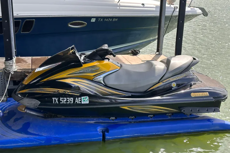 The Image of 2006 Yamaha WaveRunner FX HO jet ski docked on water platform. - 1